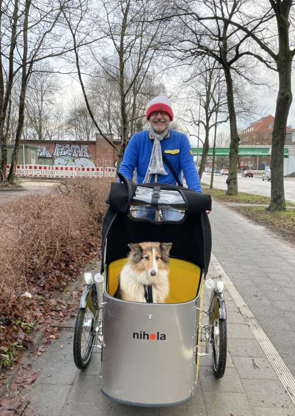 Michael Burkel mit Hündin Emma im E-Lastenrad unterwegsa